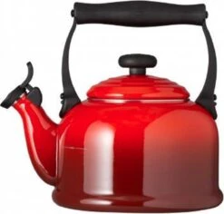 Le Creuset Tradition Fluitketel - 2.1 L - Kersenrood 9 Le Creuset Tradition Fluitketel - 2.1 L - Kersenrood -Keukenproducten Winkel 1200x1145 1