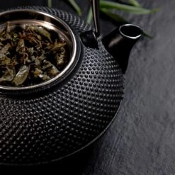 Lumaland - Thee Set - Theeservies - 1x Gietijzeren Theepot (1,4L), 1x Bamboe Doseerlepel, 1x Edelstalen Zeef -Keukenproducten Winkel 1200x1200 1317