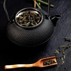 Lumaland - Thee Set - Theeservies - 1x Gietijzeren Theepot (1,4L), 1x Bamboe Doseerlepel, 1x Edelstalen Zeef -Keukenproducten Winkel 1200x1200 1320