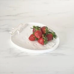 Riviera Maison Serveerschaal Aardbei, Zomers Serveerbord Voor Fruit - Tasty Strawberry Serving Dish - Wit / Goud - Porselein - 1 Stuk -Keukenproducten Winkel 1200x1200 1428