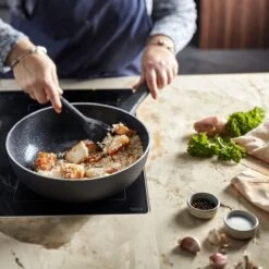 Demeyere Alu Classico 3 Wokpan – Inductie – Ceraforce Keramische Antikleeflaag – 28 Cm – PTFE En PFAS Vrij 12 Demeyere Alu Classico 3 Wokpan – Inductie – Ceraforce Keramische Antikleeflaag – 28 Cm – PTFE En PFAS Vrij -Keukenproducten Winkel 1200x1200 160