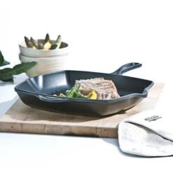 Le Creuset Gietijzeren Vierkante Grillpan - 26cm - Mat Zwart 11 Le Creuset Gietijzeren Vierkante Grillpan - 26cm - Mat Zwart -Keukenproducten Winkel 1200x1200 472