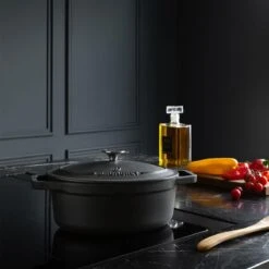 Gietijzeren Braadpan - Sudderpan Zwart Van Daumonet - Ovaal - Ø 29 Cm - 3 Liter - 100% PFAS & PFOA Vrij - Emaille - Geschikt Voor Alle Warmtebronnen - Elektrisch - Gas - Halogeen - Inductie - Keramisch - Vaatwasserbestendig -Keukenproducten Winkel 1200x1200 556