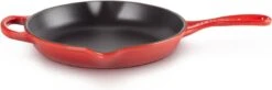 Le Creuset - Gietijzeren Ronde Skillet In Kersenrood 23cm -Keukenproducten Winkel 1200x397