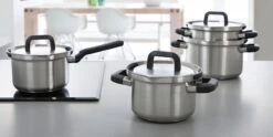 BK Flow Cool Pannenset - 4-delig – RVS Deksels - Veilig Afgietsysteem - Geschikt Voor Alle Warmtebronnen 35 BK Flow Cool Pannenset - 4-delig – RVS Deksels - Veilig Afgietsysteem - Geschikt Voor Alle Warmtebronnen -Keukenproducten Winkel 1200x600 1