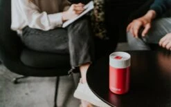 Kambukka Olympus Thermosbeker 300 Ml - Makkelijk Reinigen - Lekvrije Koffiebeker - RVS - Cherry Cake -Keukenproducten Winkel 1200x752 1