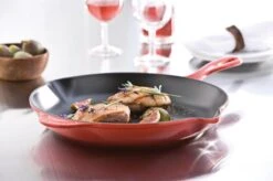 Le Creuset - Gietijzeren Ronde Skillet In Kersenrood 23cm -Keukenproducten Winkel 1200x799 42