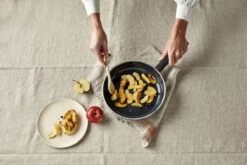 Demeyere Alu Cosi 3 Koekenpan - Ceraforce - 28 Cm - PTFE-vrij 11 Demeyere Alu Cosi 3 Koekenpan - Ceraforce - 28 Cm - PTFE-vrij -Keukenproducten Winkel 1200x800 21