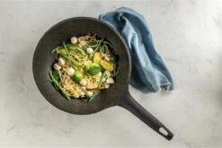 Sola - Wokpan Fair Cooking Zwart/wit Greblon Anti Aanbaklaag 11 Sola - Wokpan Fair Cooking Zwart/wit Greblon Anti Aanbaklaag -Keukenproducten Winkel 1200x802 2