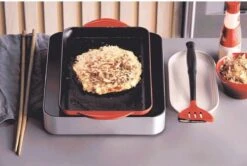 Le Creuset - Gietijzeren Grillplaat - 32x22cm - Kersenrood 11 Le Creuset - Gietijzeren Grillplaat - 32x22cm - Kersenrood -Keukenproducten Winkel 1200x807 4