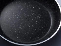 Sola Hapjespan Stonehenge - Ø 28 Cm - Zwart/wit - Aluminium - Antiaanbaklaag 11 Sola Hapjespan Stonehenge - Ø 28 Cm - Zwart/wit - Aluminium - Antiaanbaklaag -Keukenproducten Winkel 1200x906 5