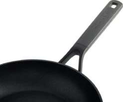 KitchenAid Classic Forged Aluminium Wok ø28cm - Zwart - Inductie - Anti-aanbak -Keukenproducten Winkel 1200x997 1