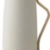 Stelton Thermoskan Emma Sand 1.2 Liter 1 Stelton Thermoskan Emma Sand 1.2 Liter -Keukenproducten Winkel 792x1200