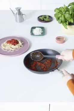 Brabantia Tasty+ Opscheplepel Plus Schraper - Grape Red 19 Brabantia Tasty+ Opscheplepel Plus Schraper - Grape Red -Keukenproducten Winkel 799x1200 9