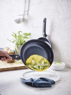 GreenPan Cambridge Hapjespan Met Deksel 28cm - Zwart - Inductie - PFAS-vrij 27 GreenPan Cambridge Hapjespan Met Deksel 28cm - Zwart - Inductie - PFAS-vrij -Keukenproducten Winkel 899x1200 5